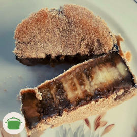 Imagem: Berinjela empanada crocante servida cortada ao meio na transversal