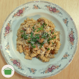 Imagem: Prato servido com massa à carbonara de pinhão, salsinha e castanha do pará ralada.
